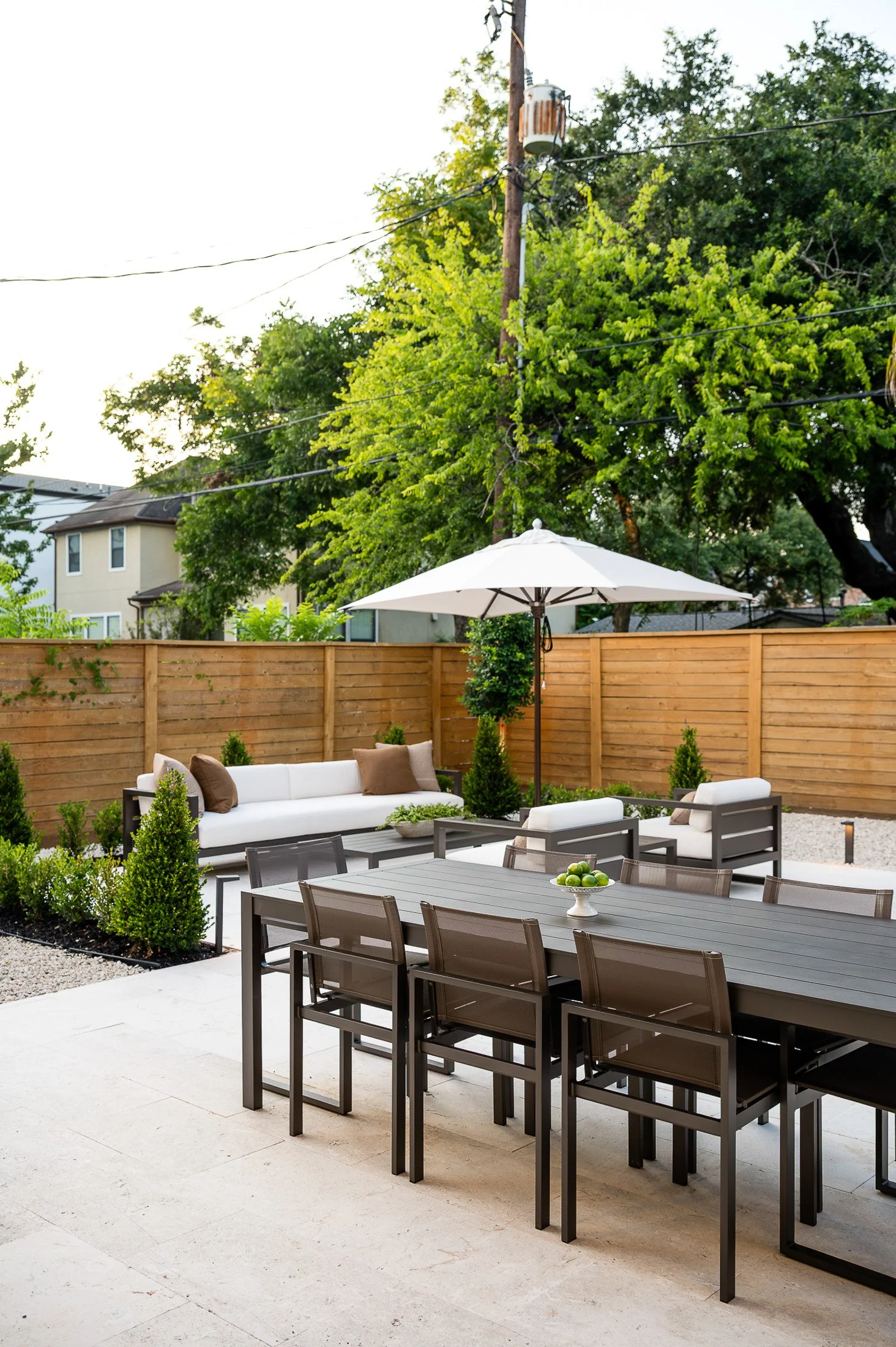 houston-backyard-outdoor-dining-patio.jpg.jpg