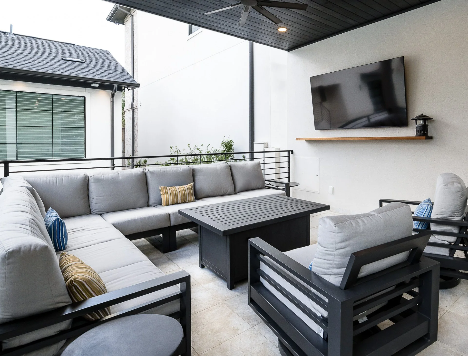 Arieli-Custom-Homes-Pavilion-Seating-Area-Pillows.jpg