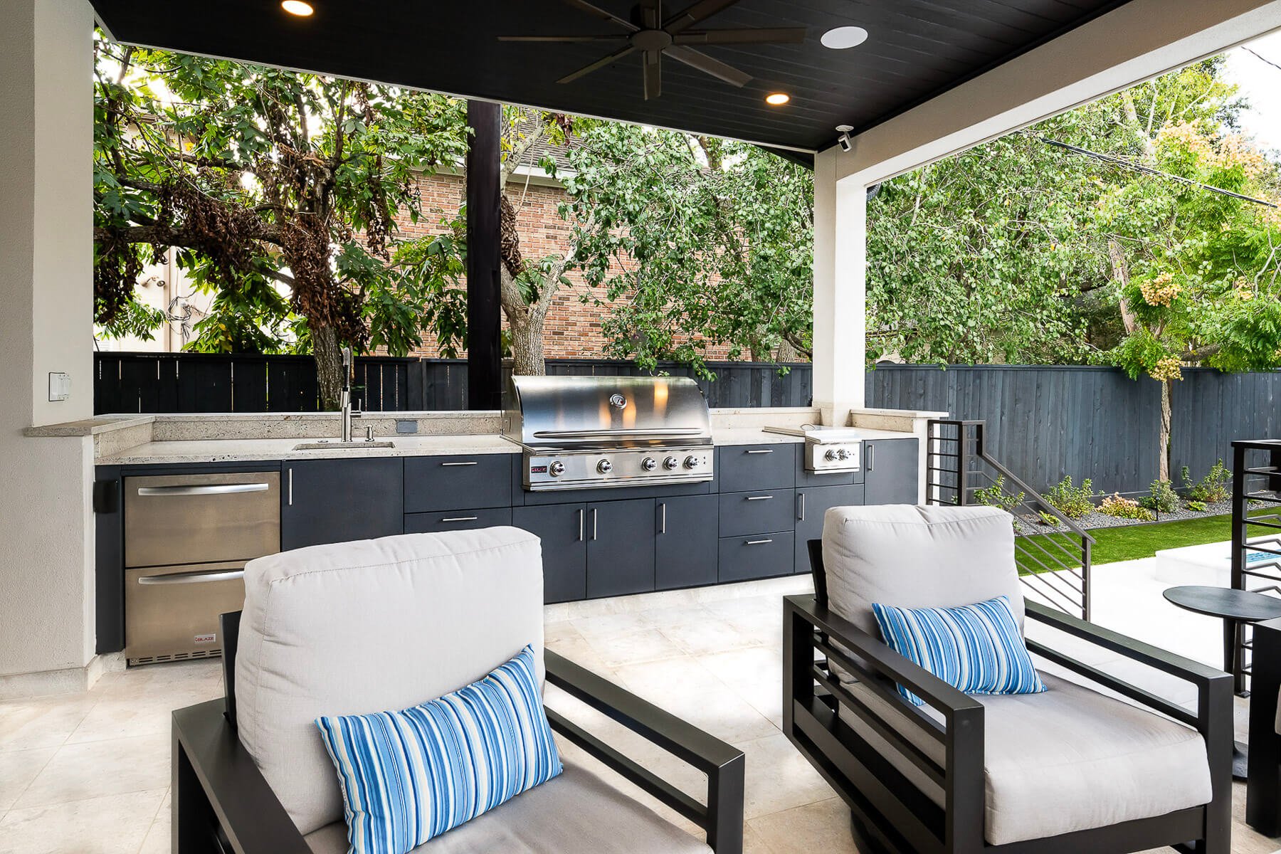 Arieli-Custom-Homes-Pavilion-Outdoor-Kitchen-Seating-500KB.jpg