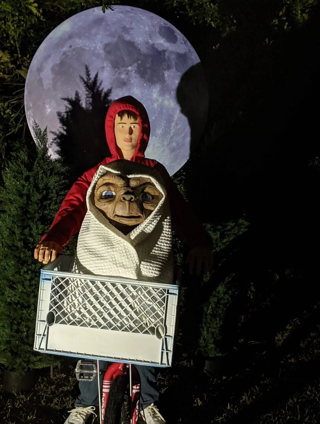 My friend @robisheldrake and her husband are so amazing with their Halloween decorations! This is just one little example of their Halloween display this year which I am proud to have helped a little on the ET face. 🎃 👽 #etphonehome #halloweendecor
