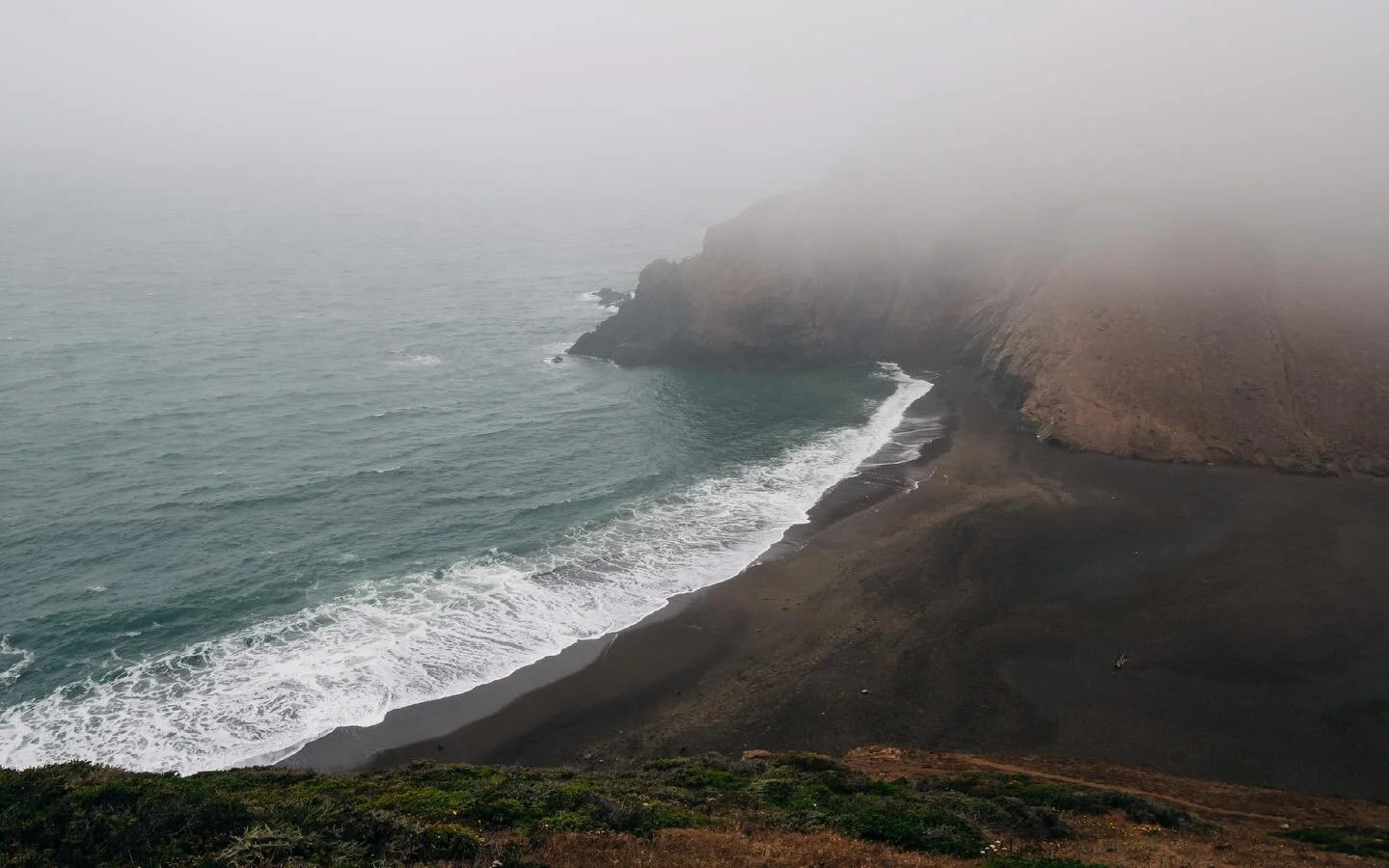 San Fran is a different vibe.
.
.
.
.
#xt3 #picoftheday #nature #solomaletraveler #solovanlife #mymeditation #ektar100 #vanlife #franthevan #leavenotrace #naughtybynature #moodygrams #moodybeach #lowceiling #blacksand #pacific #tennesseebeach