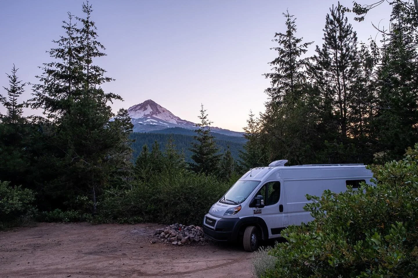 Honestly loving this whole #vanlife thing #mounthood.
.
.
.
.
#xt3 #picoftheday #nature #solomaletraveler #solovanlife #provia #vanlife #franthevan #leavenotrace #naughtybynature #goldenhour #mounthood #dispersedcamping #oregon #sunset #campinglife #