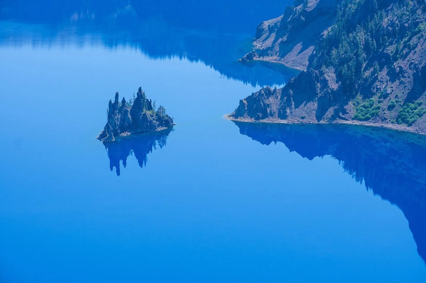 Mirror like views inside of #craterlake.
.
.
.
.
#xt3 #picoftheday #nature #solomaletraveler #solovanlife #mymeditation #provia #vanlife #franthevan #leavenotrace #naughtybynature #hikes #hikingoregon #craterlakenationalpark #mirrorlakes #likeglass