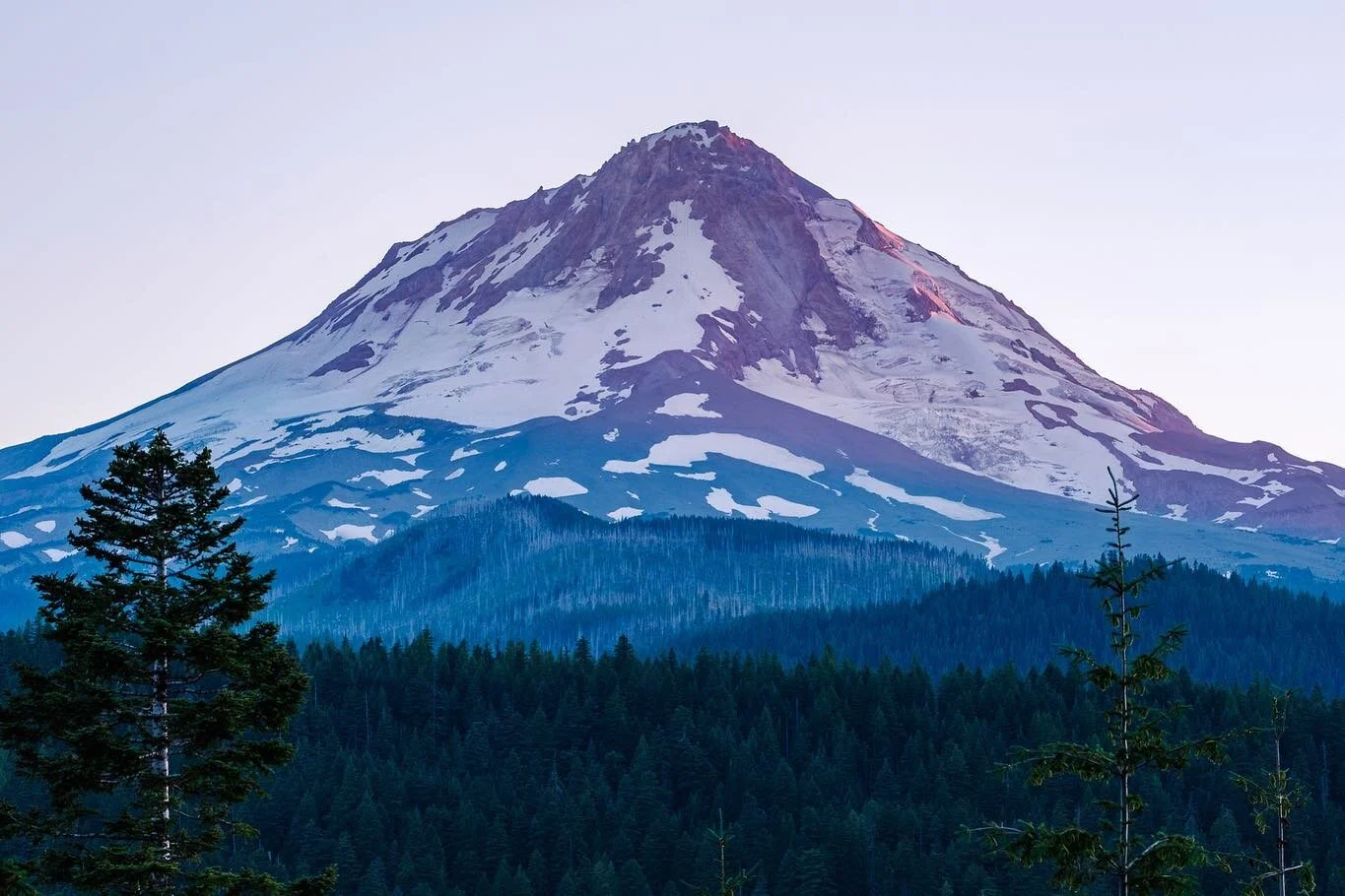 Couldn&rsquo;t decide which one I liked better, so here&rsquo;s both of #mounthood.
.
.
.
.
#xt3 #picoftheday #nature #solomaletraveler #solovanlife #mymeditation #provia #vanlife #franthevan #leavenotrace #naughtybynature #goldenhour #mounthoodnatio