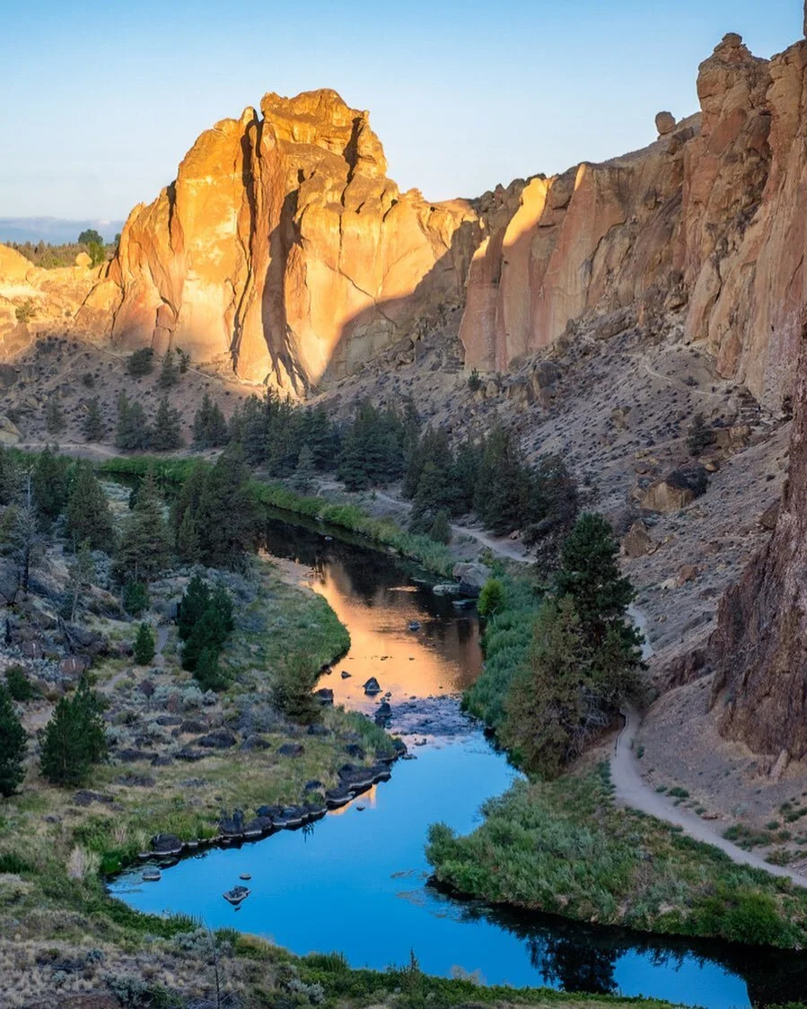 Sunrise at Smith Rock State Park .
.
.
.
.
#xt3 #picoftheday #nature #solomaletraveler #solovanlife #mymeditation #provia #vanlife #franthevan #leavenotrace #naughtybynature #goldenhour #oregon #oregonexplored #oregonadventures #viewsfordays #viewson
