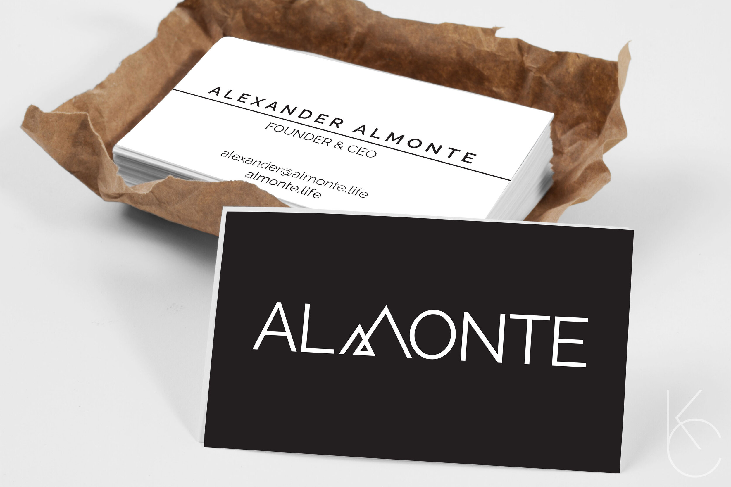 The business card design brings minimalism, elegance and consistency with the branding.