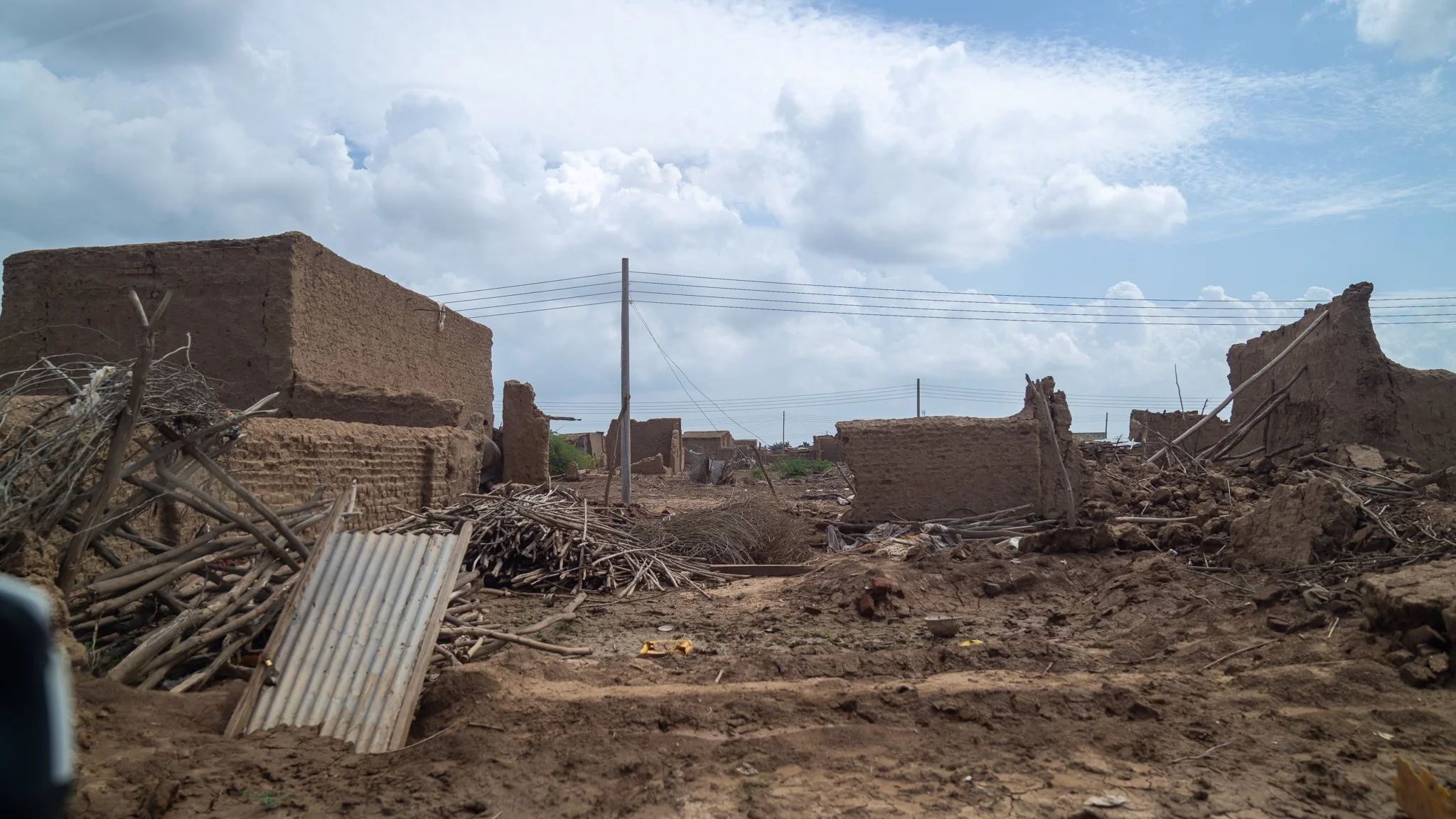 On 25 August 2024, the collapse of Sudan’s Arba’at Dam unleashed catastrophic floods, destroying 20 villages, displacing thousands, and cutting off vital supply routes. The disaster deepened Sudan’s crisis—where conflict and climate change collide—le