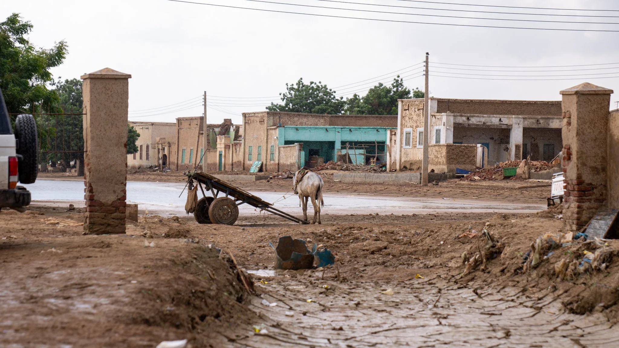 On 25 August 2024, the collapse of Sudan’s Arba’at Dam unleashed catastrophic floods, destroying 20 villages, displacing thousands, and cutting off vital supply routes. The disaster deepened Sudan’s crisis—where conflict and climate change collide—le