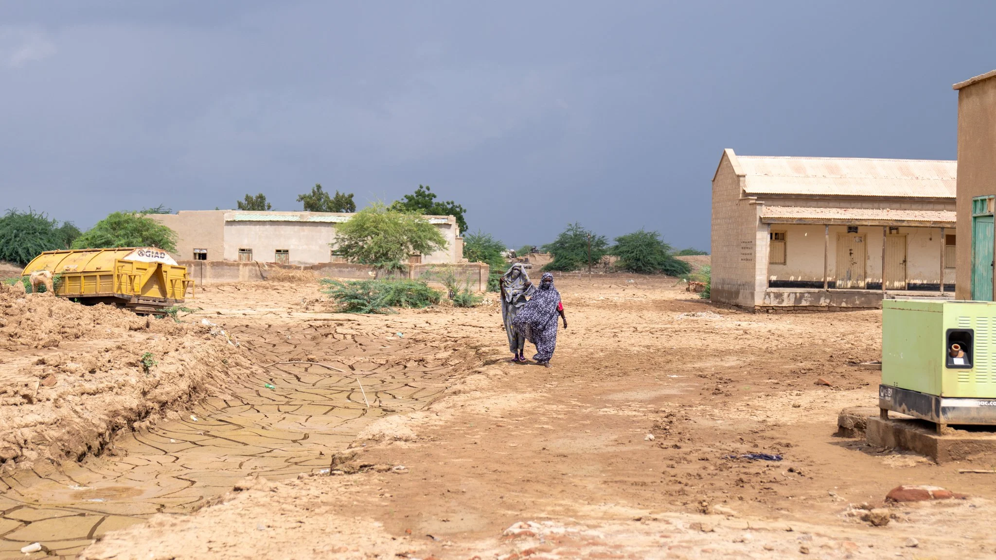 On 25 August 2024, the collapse of Sudan’s Arba’at Dam unleashed catastrophic floods, destroying 20 villages, displacing thousands, and cutting off vital supply routes. The disaster deepened Sudan’s crisis—where conflict and climate change collide—le
