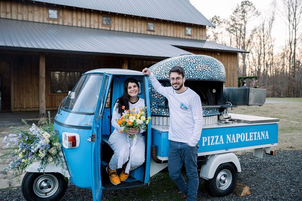 Our first Photoshoot with @sofiaguapura @atlantapizzatruck 

📸 @kimhymesphotography 
📍 @hidden_acres_event_barn
🌸 @clementines_ga 

#pizza #neapolitanpizza #woodfiredcooking #woodire #pizzalover #pizzapizzapizza #pizzalovers #photoshoot #wedding #
