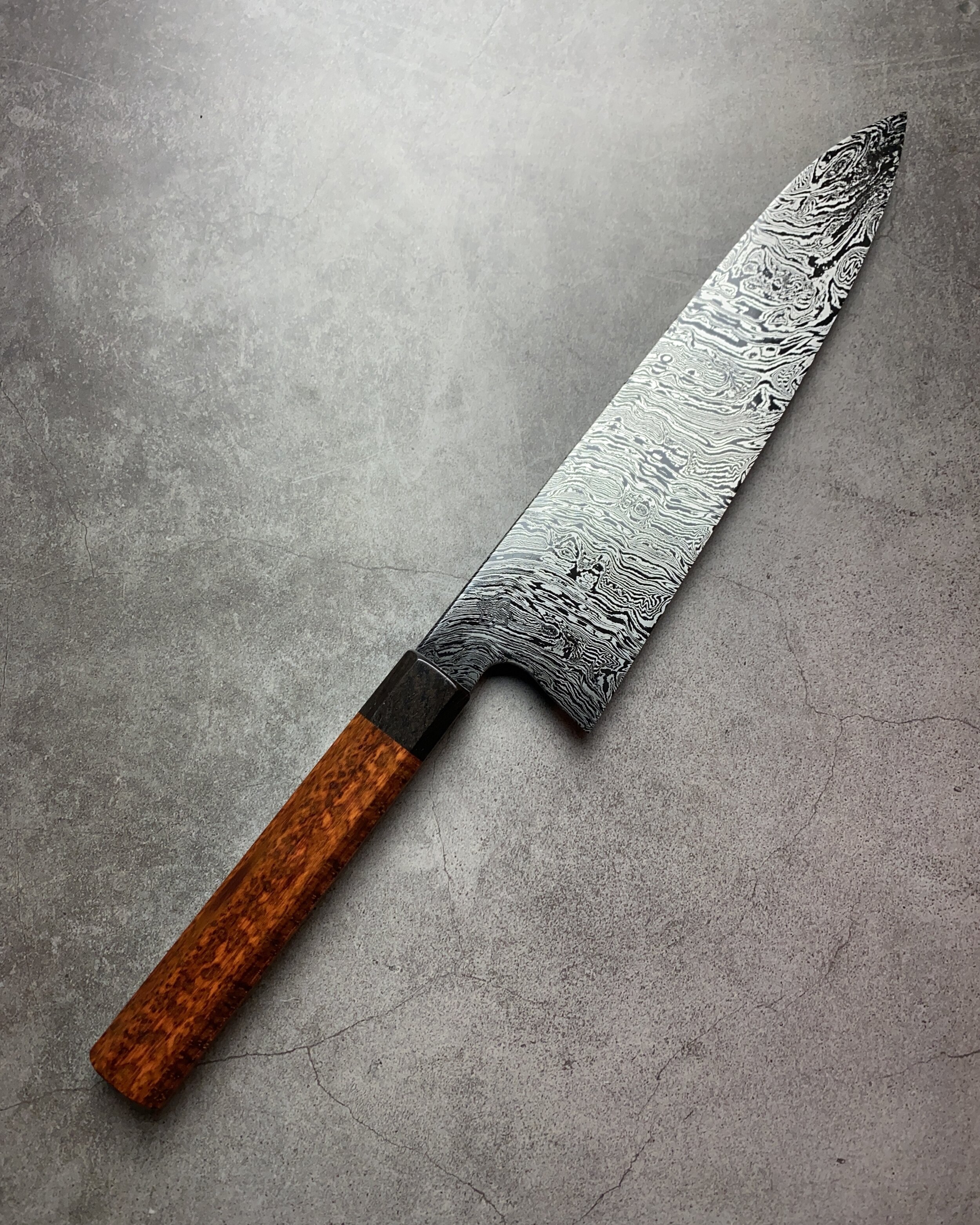 'Snake Twist' 240x59mm Gyuto