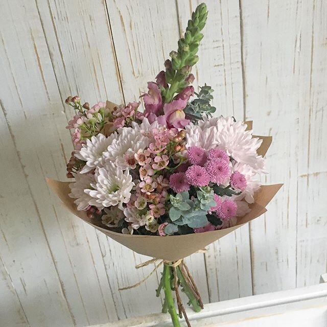 Today&rsquo;s Market Bunch for just $30 including delivery! 🌸📦
.
🌸wax flower is back 😍
.
Features- snap dragon, wax flower, chrysanthemum, Calimero &amp; blue gum
.
Website link on in bio .
#chrysanthemum #kaleflowers #Adelaide #adelaideloves #gr