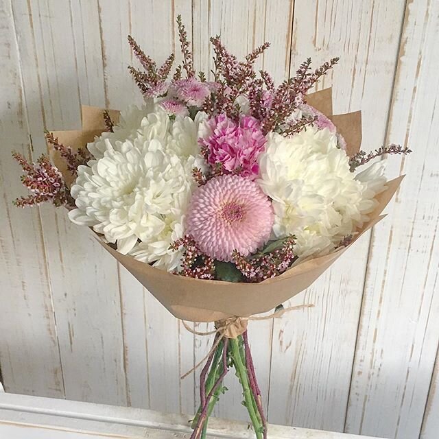 Today&rsquo;s Market Bunch for just $30 including delivery! 🌸📦
.
Features- ping pong, heather, chrysanthemum, Calimero &amp; carnations 💕
.
Website link on in bio .
#chrysanthemum #kaleflowers #Adelaide #adelaideloves #grateful #smallbusiness #loc