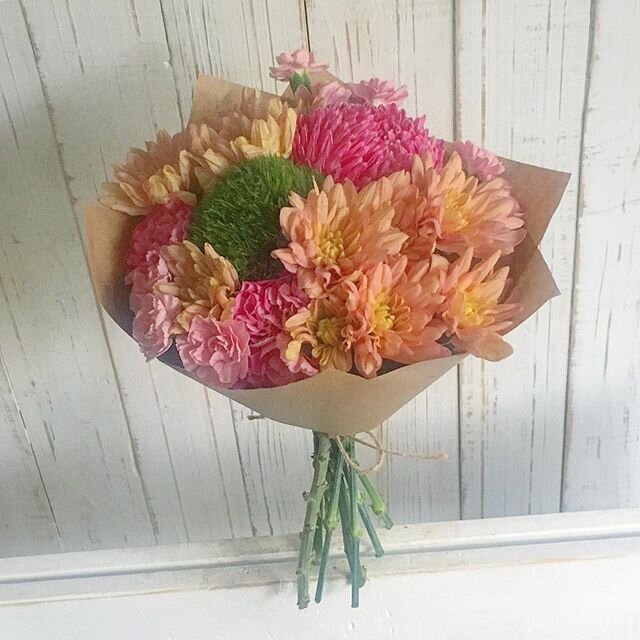 Brighten someone&rsquo;s day 🌞 with Today&rsquo;s Market Bunch for just $30 including delivery!
.
Features- mum, wicky, chrysanthemum, carnations &amp; Spray carnations .
Website link on in bio .
#chrysanthemum #sunflower #Adelaide #adelaideloves #g