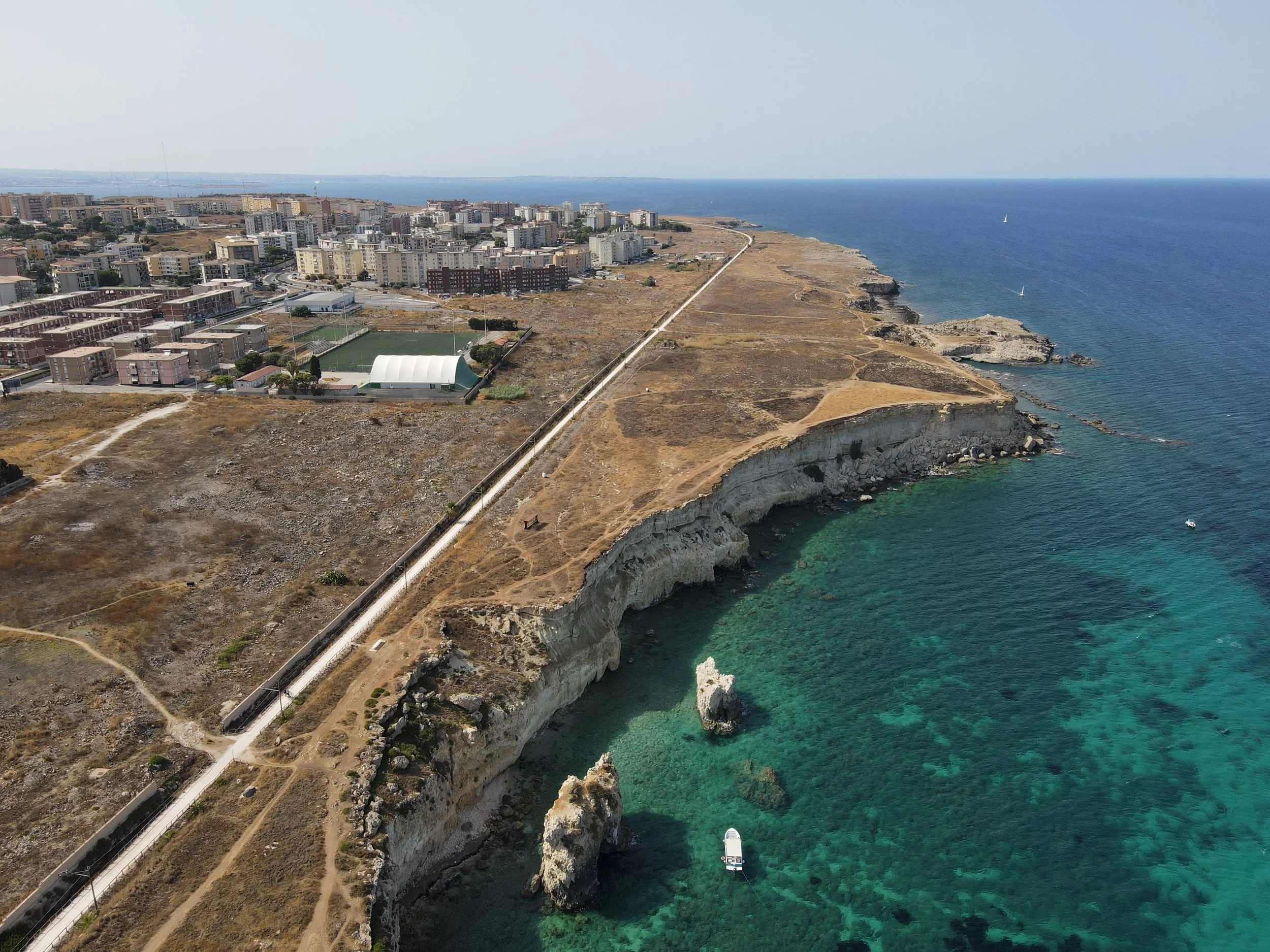 DIONISYAN WALL PARK Fragmented archaeological sites and urban realities: a strategy for the northern waterfront and the green belt for the city of Syracuse
