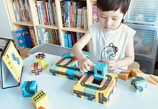 【玩具開箱】輕鬆學會動態力學 ! 奧斯卡的玩具箱開箱Qbi益智磁吸軌道玩具車