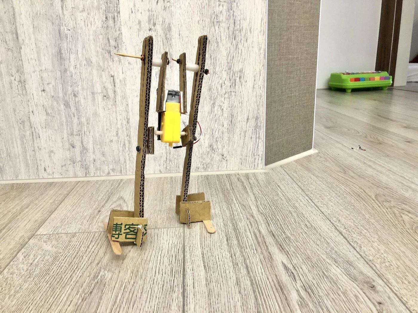 發揮創客精神!一起動手做走路機器人