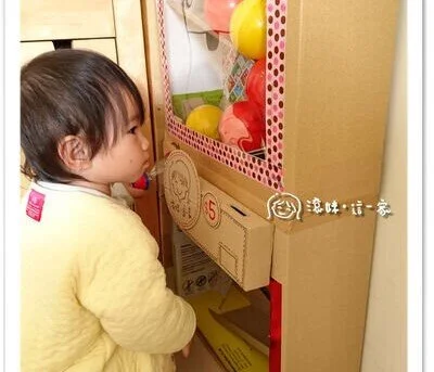 用紙箱做扭蛋機好簡單！跟著滾妹一圖一步驟做出巨型投幣扭蛋機！