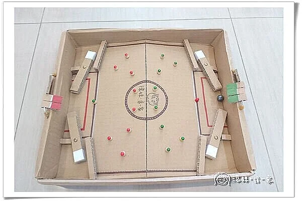 如何用紙箱做彈珠台？跟著滾妹DIY桌上型彈珠足球台、雙人對戰玩起來！