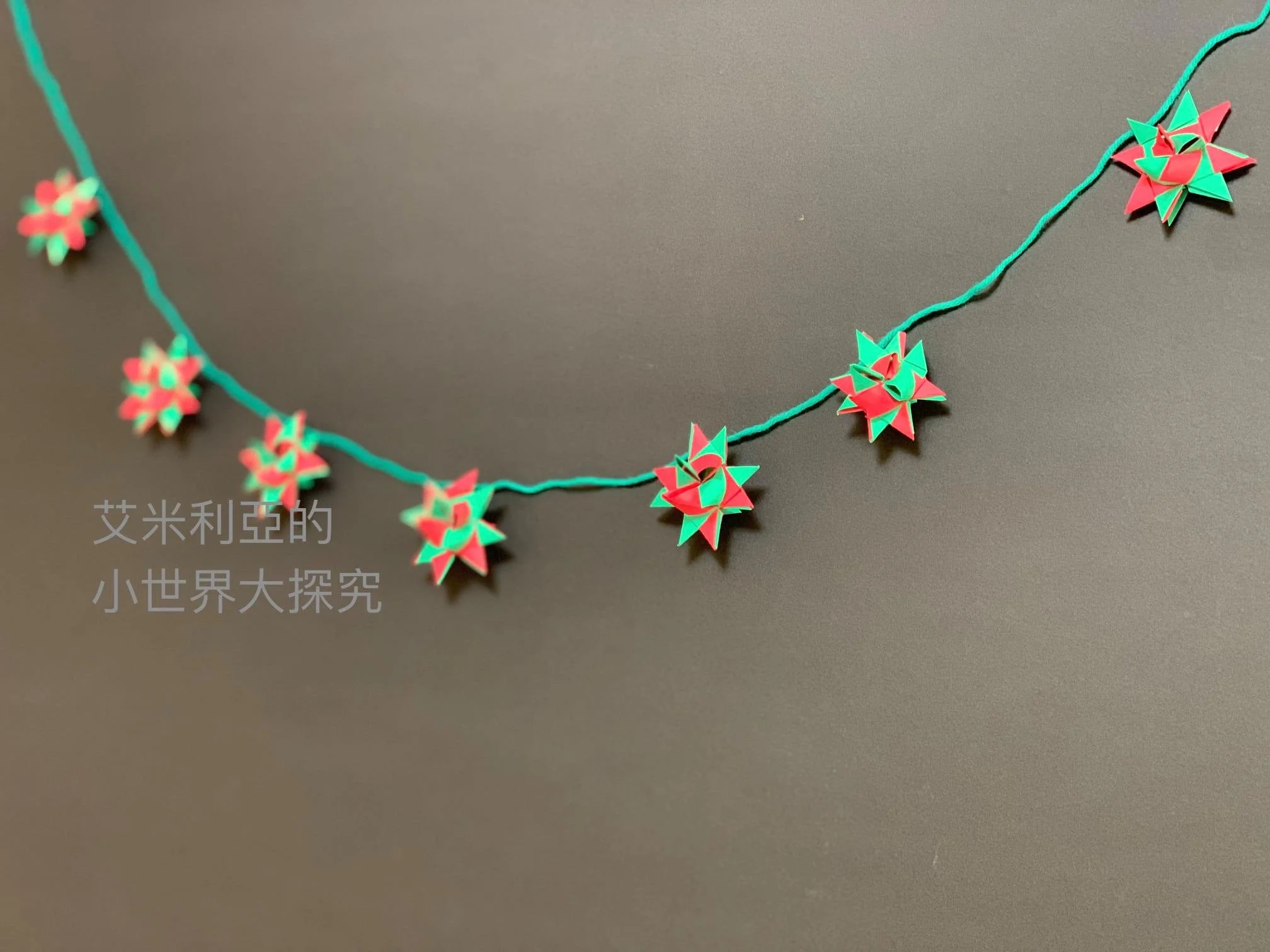 聖誕節摺立體紙星星！艾米利亞帶你用福祿貝爾摺紙做聖誕掛飾跟禮物包裝