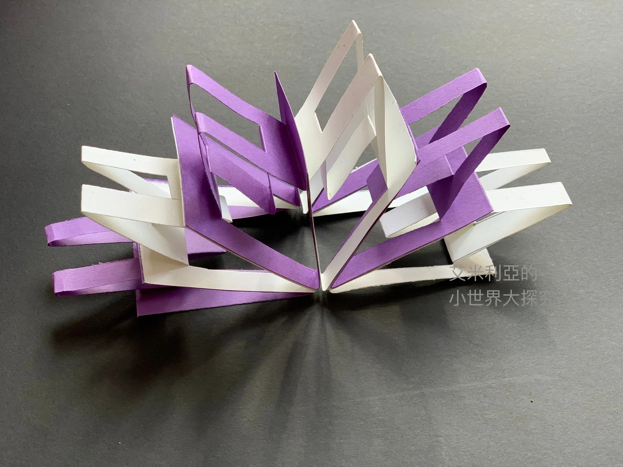 如何做立體雪花？簡單6步驟，跟著艾米利亞用摺紙做有冬天氣氛的美勞