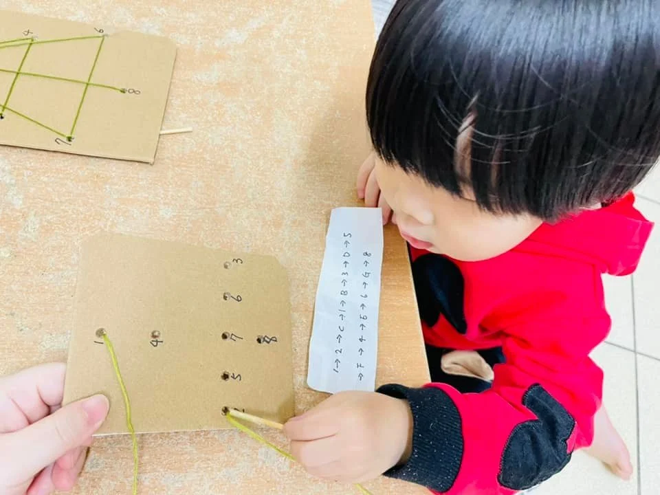 小朋友的聖誕節活動!跟著Nyle玩聖誕樹刺繡、邏輯遊戲