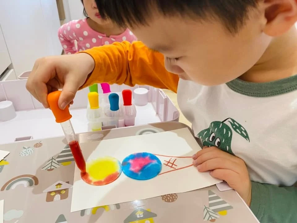 滴管和化妝棉可以做出什麼美勞？跟著魚寶魚媽一起觀察生活中哪裡有圓形！