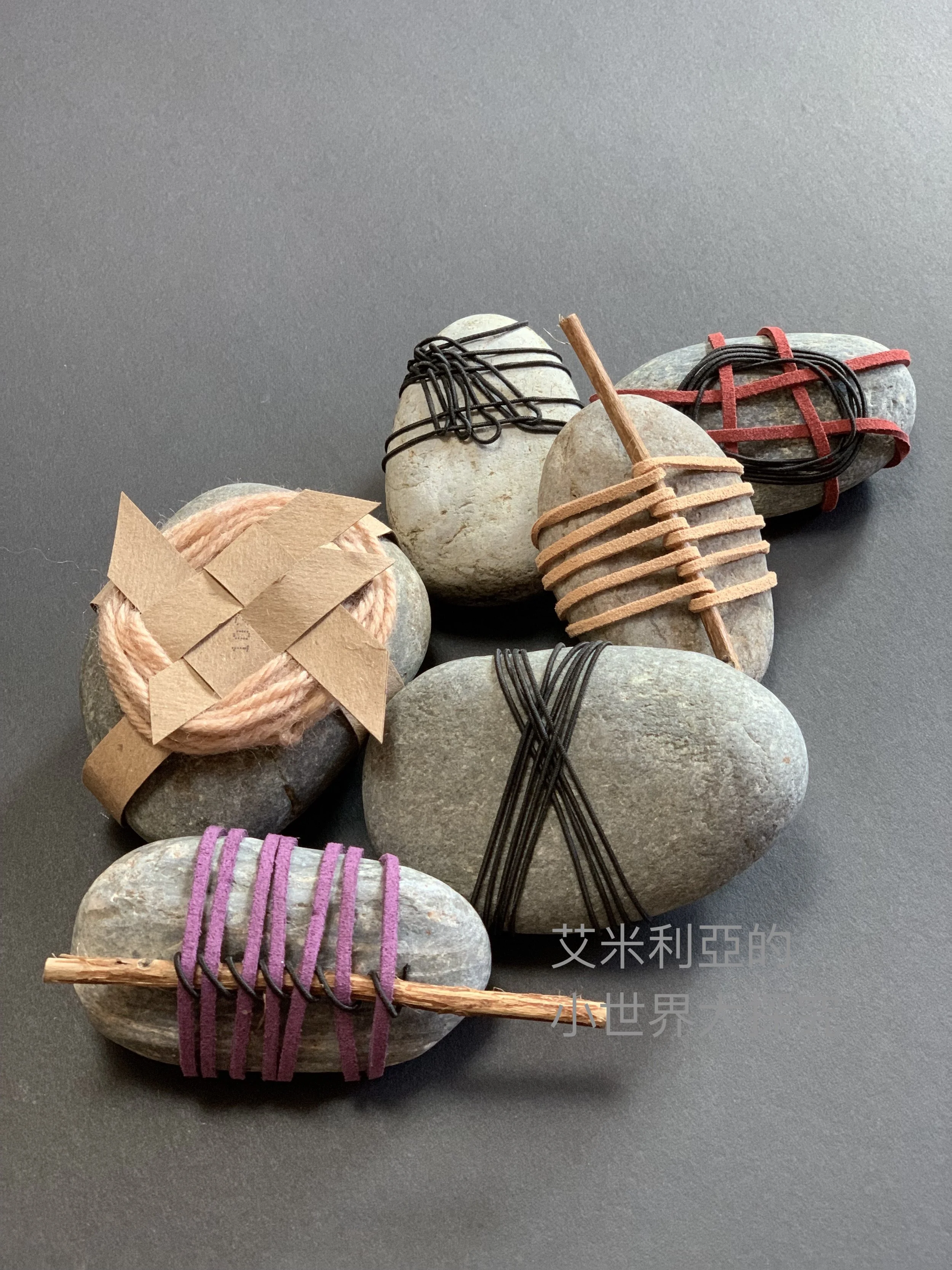 帶孩子一起玩石頭創作!艾米利亞帶你用毛線、皮繩、彈性線做6種石頭編織