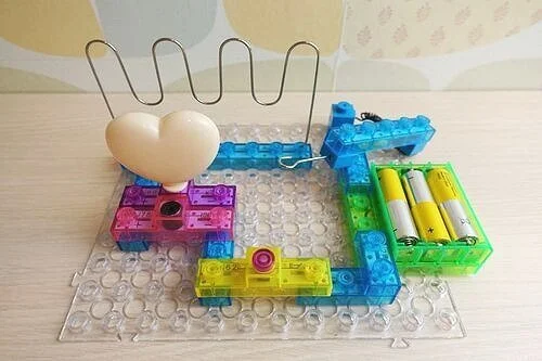 【開箱】 E - Blox 全能益智聲光積木教小朋友學會電路建構！
