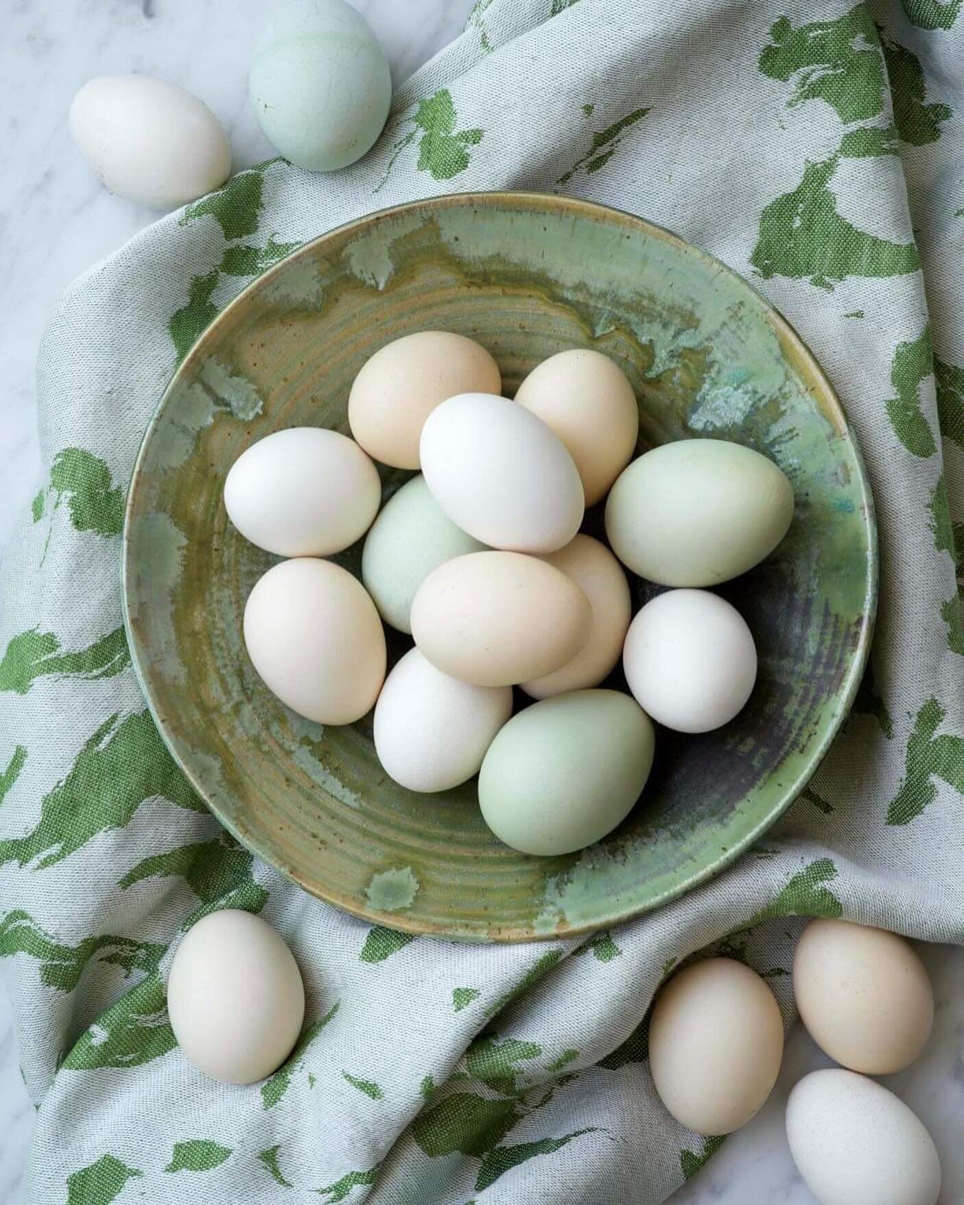 P&aring;ske i pastell 🐣
P&aring; Marble duk vevd hos @grinakervev 

Fra Anders Johnsson sin kokebok H&auml;rifr&aring;n 
Foto Andreas Hylthen