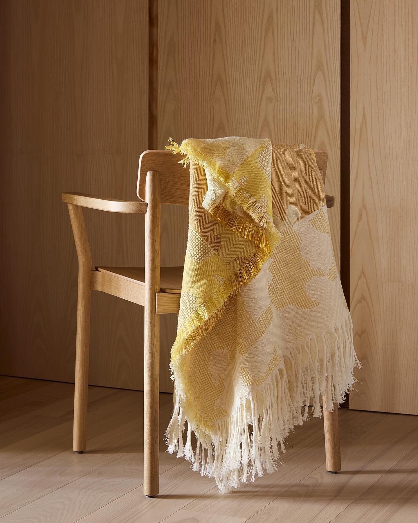 🟡 New colour☀️🌻🍌 The Heritage throw is now launched in tones of yellow 🌖Perfect for chilly summer nights. The Merino wool is soft and light and does not itch. These tones go very well with more neurals like beige, white and wooden interiors.

Lin