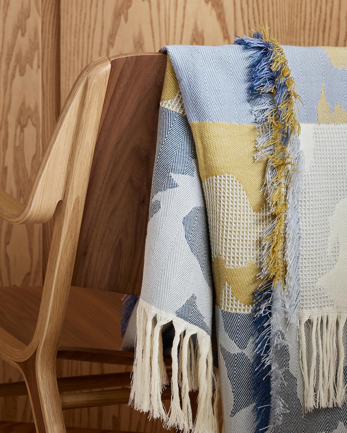 New colour 🦋💙 Tones of blue 🐬 The Heritage throw is now available in this new colour way. The tones of blue with a touch of yellow/ochre gives a hit of ocean, blue sky and summer. ☀️🌊
This is a lovely wool throw perfect for summer evenings or chi