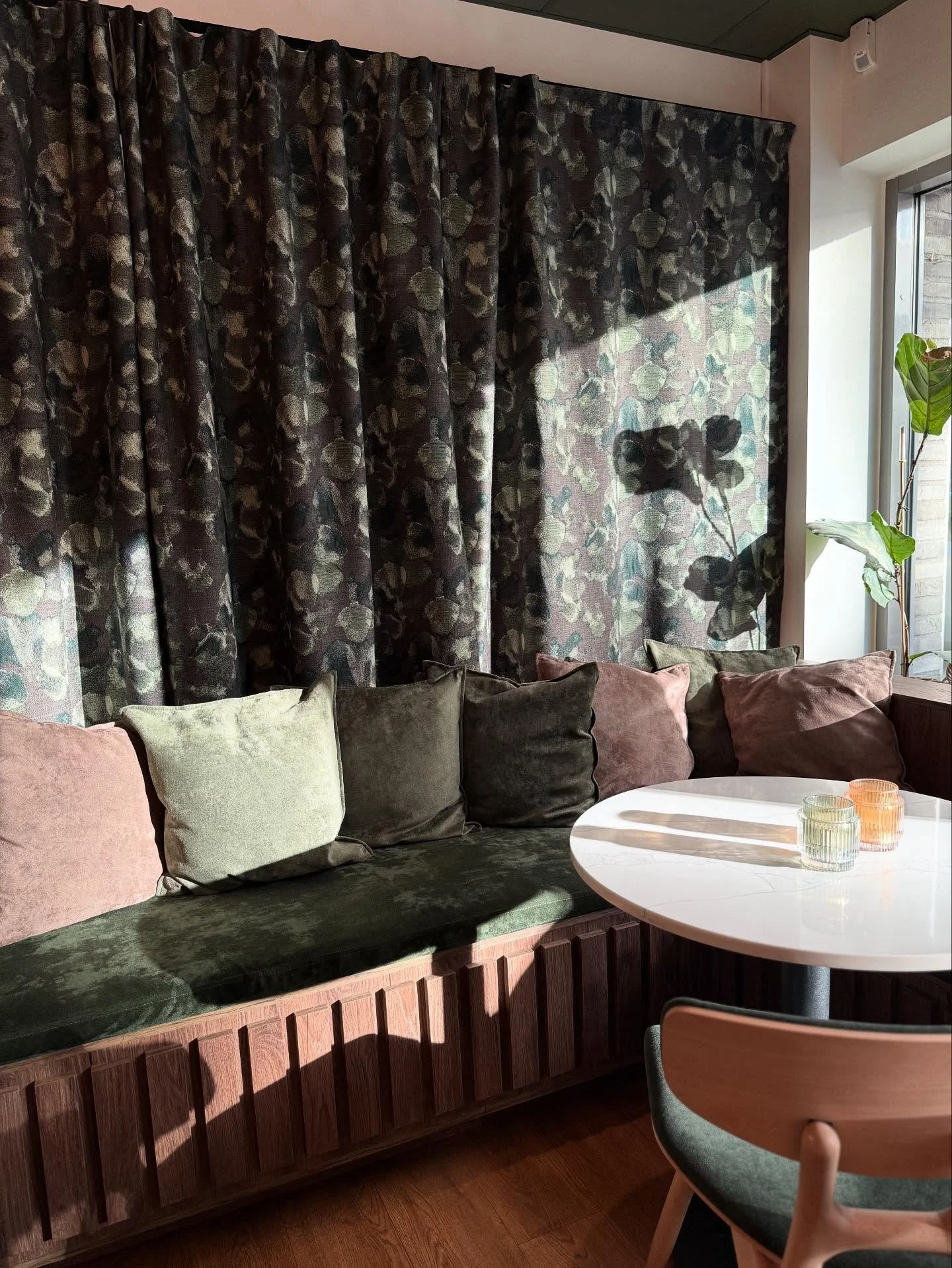 Just been in Stockholm with my man 🥰 and we got to eat at Mor mors pastabageri, where my Zen Garden textile is used as lovely heavy drapes. 
The interior is crated by Vander and the consept by @johankridih 

The wool textile is woven at innvik in No
