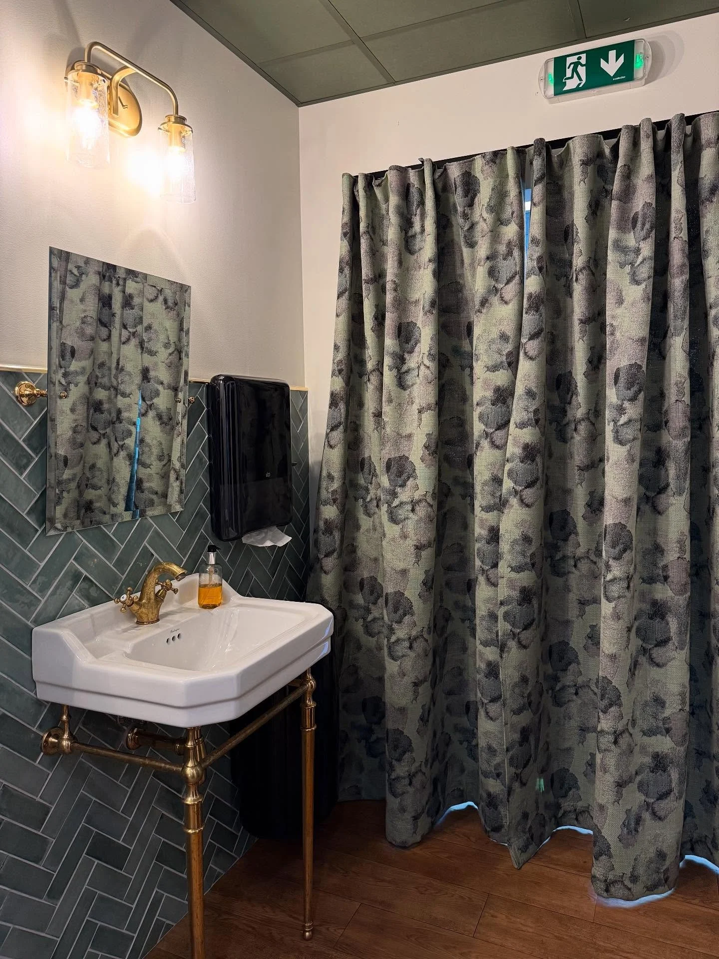 The green Zen Garden used as heavy drapes at the entrance to the toilet at @mormorspastabageri 💫
The fabric is green on one side and brown on the other. The brown side was used in the restaurant and the green for the toilet entrance. They harmonize 