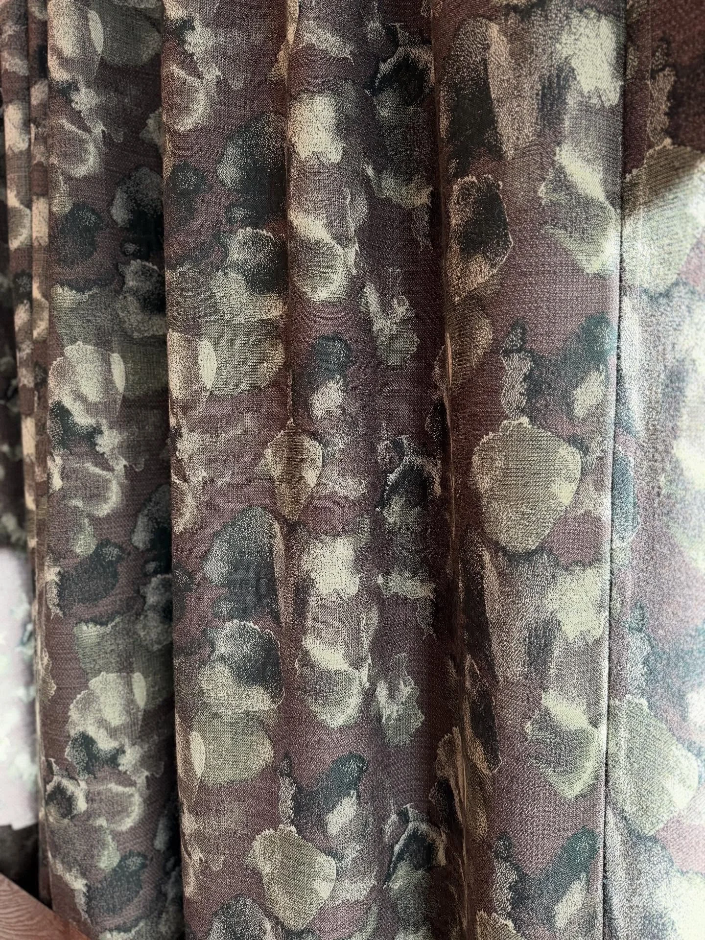 Front and back of the same fabric - easy to make nice combinations 🐿️🥑🐸
Both sides can be used for upholstery 🪑