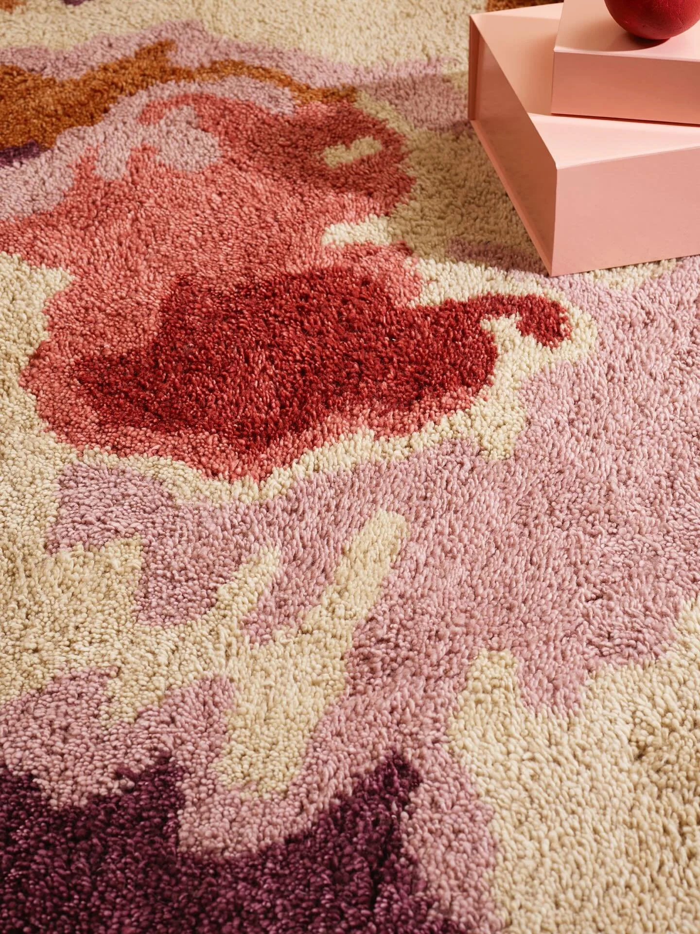Sneak peak from the carpets that launch tomorrow 🥳
This collaboration between InHouse and Plesner Patterns has been so fun and inspiring 🙌🏻
The collection is inspired by nature and there are both colorful and more subtle designs. All hand crafted 