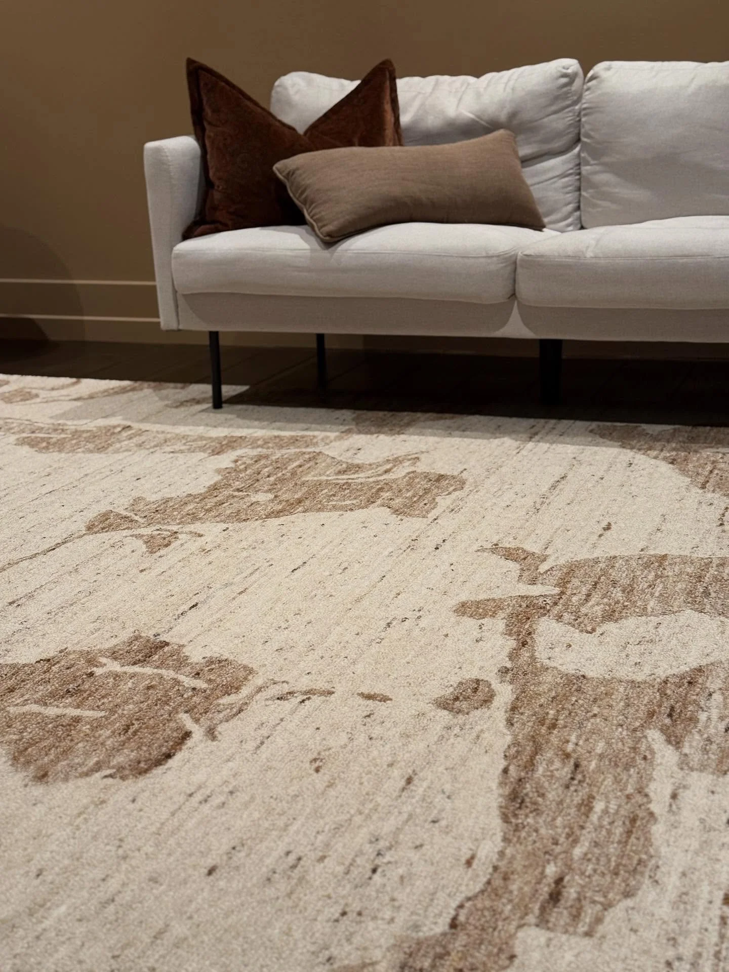 The new &laquo;Forest ground/ skogbunn&raquo; carpet in a new home ☺️ 
This wool carpet is a custom size 3 x 4 meter. 
Collab Plesner Patterns by InHouse 💫

Have a look at M&oslash;belringen studio Sk&oslash;yen in Karenslyst Alle 16 :)