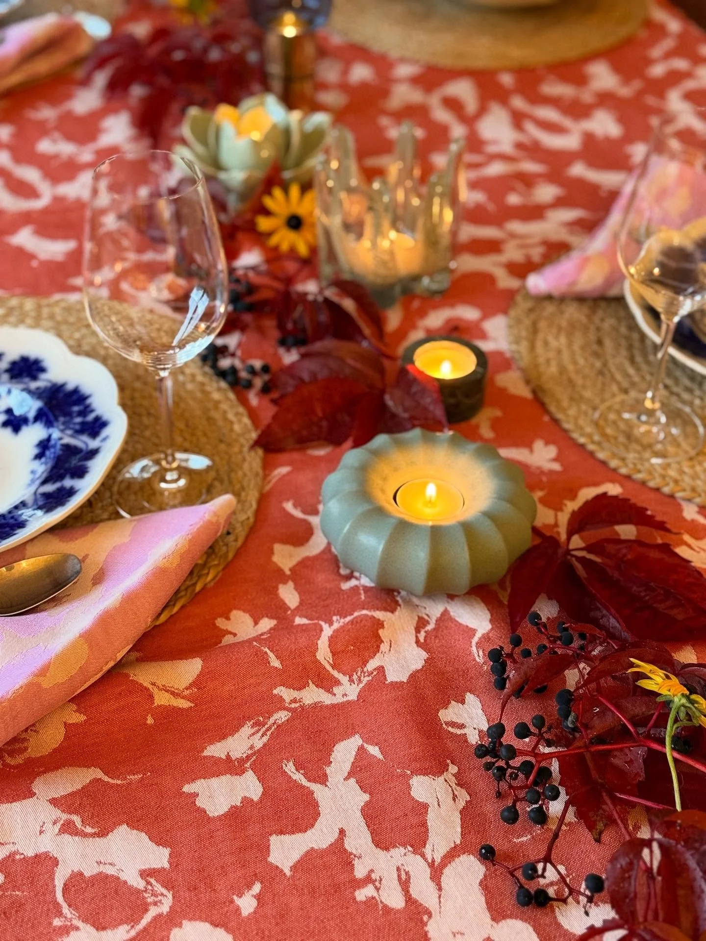 Table set with some beautiful red leaves from my neighbors garden 🍁 together with the Marble table cloth in colour terracotta. The napkins in lavender. 
In November it will be possible to order table cloth and napkins inn all 12 different colours 🌈