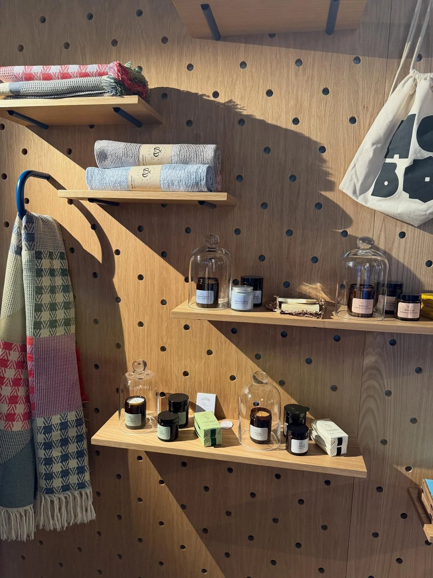 In the Hobo Hotel shop by the reception you can find Plesner Patterns Patchwork throw and bath towels 🙌🏻 both woven at Grinakervev in Norway 🇳🇴