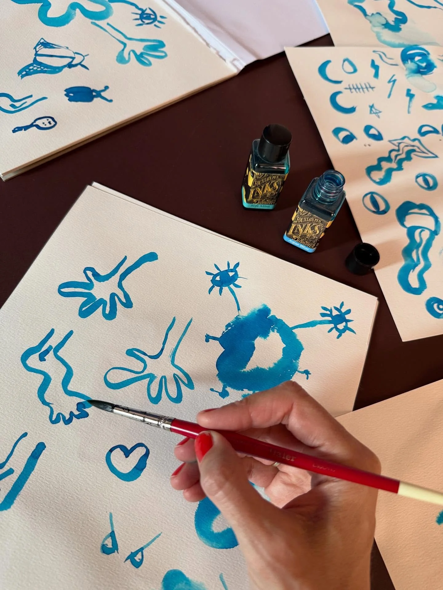 I loved painting these small creatures reflecting the Hobo universe. They are painted with ink and water, and merged together afterwords on the computer.
For Hobo Oslo I created a series of characters that represent different personalities; the kind,