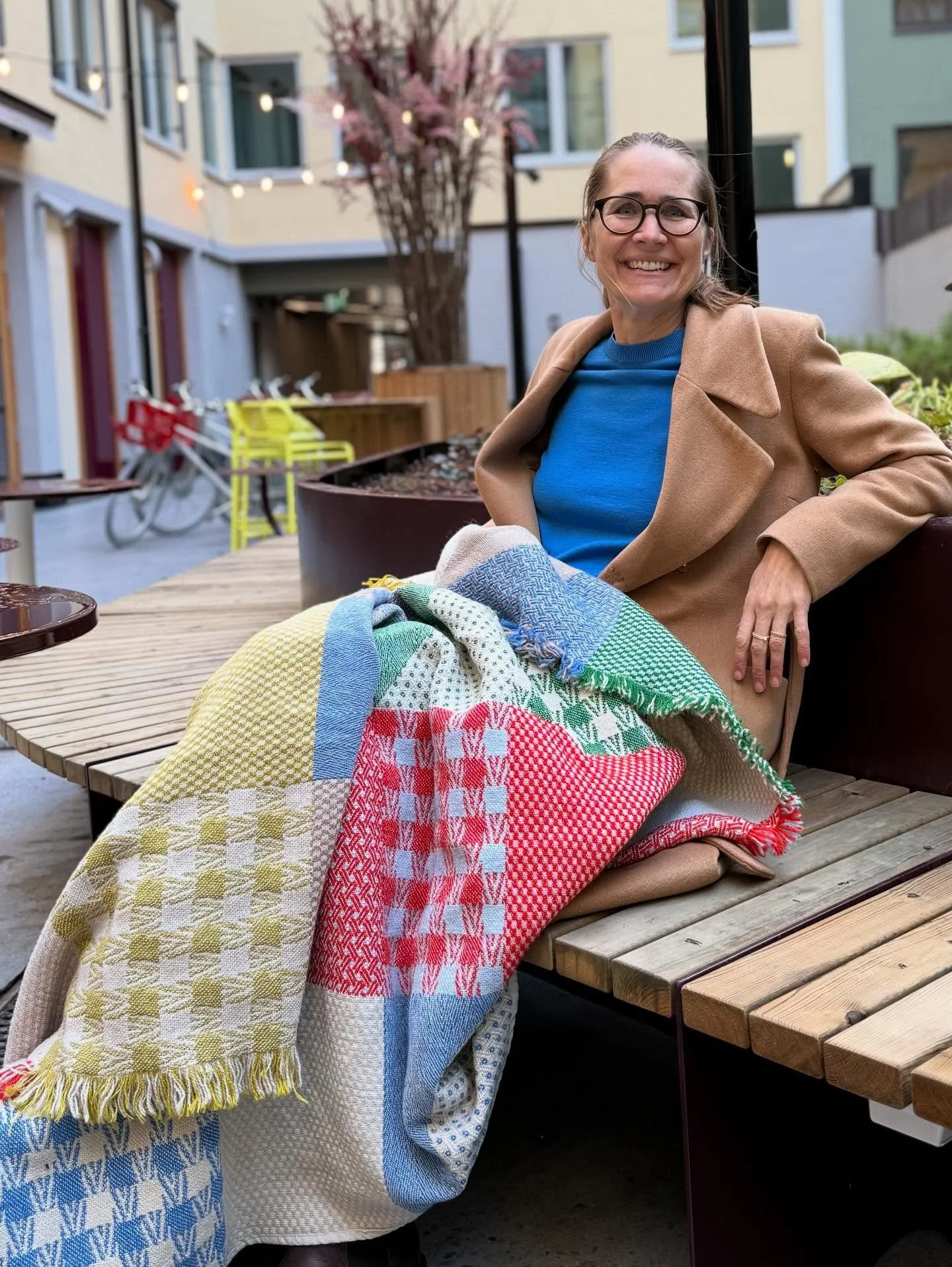 In the outdoor area of Hobo hotel Oslo you can keep warm with the Patchwork throw I have designed. We made a special cafe edition in a ticker more durable wool for outdoor purpose 🍁
The Patchwork throw is a modern tribute to tradition and craftsmans