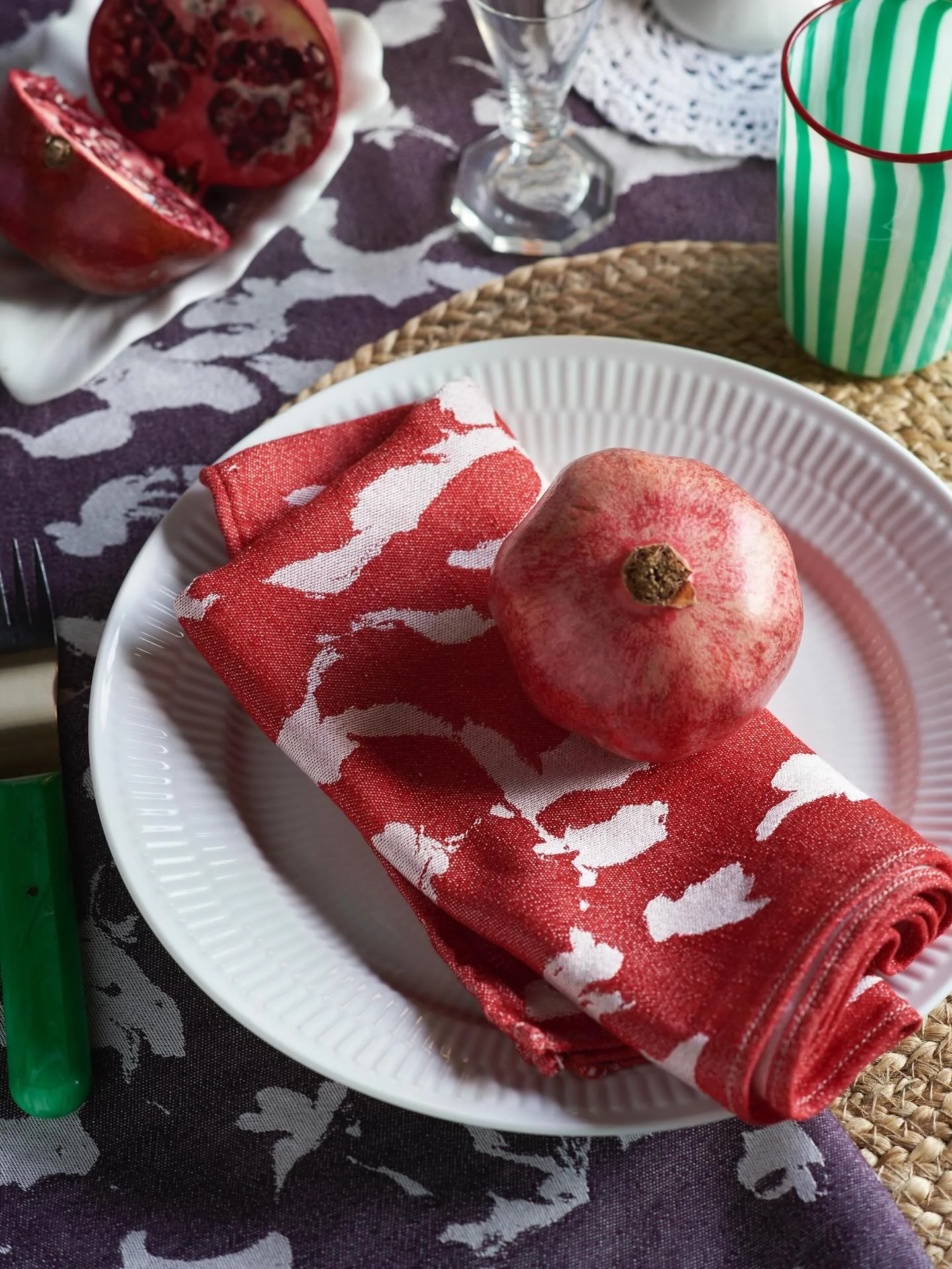 Bord dekk deg 🙌🏻 🍗🎄 swipe &gt;&gt; for ulike varianter. Dekk et fortryllende jule-bord 🍽️🎈
Skap en magisk atmosf&aelig;re denne julen med et vakkert dekket bord. Bruk frodige, varme farger sammen med ulike teksturer, som vaffelvev.
N&aring; som