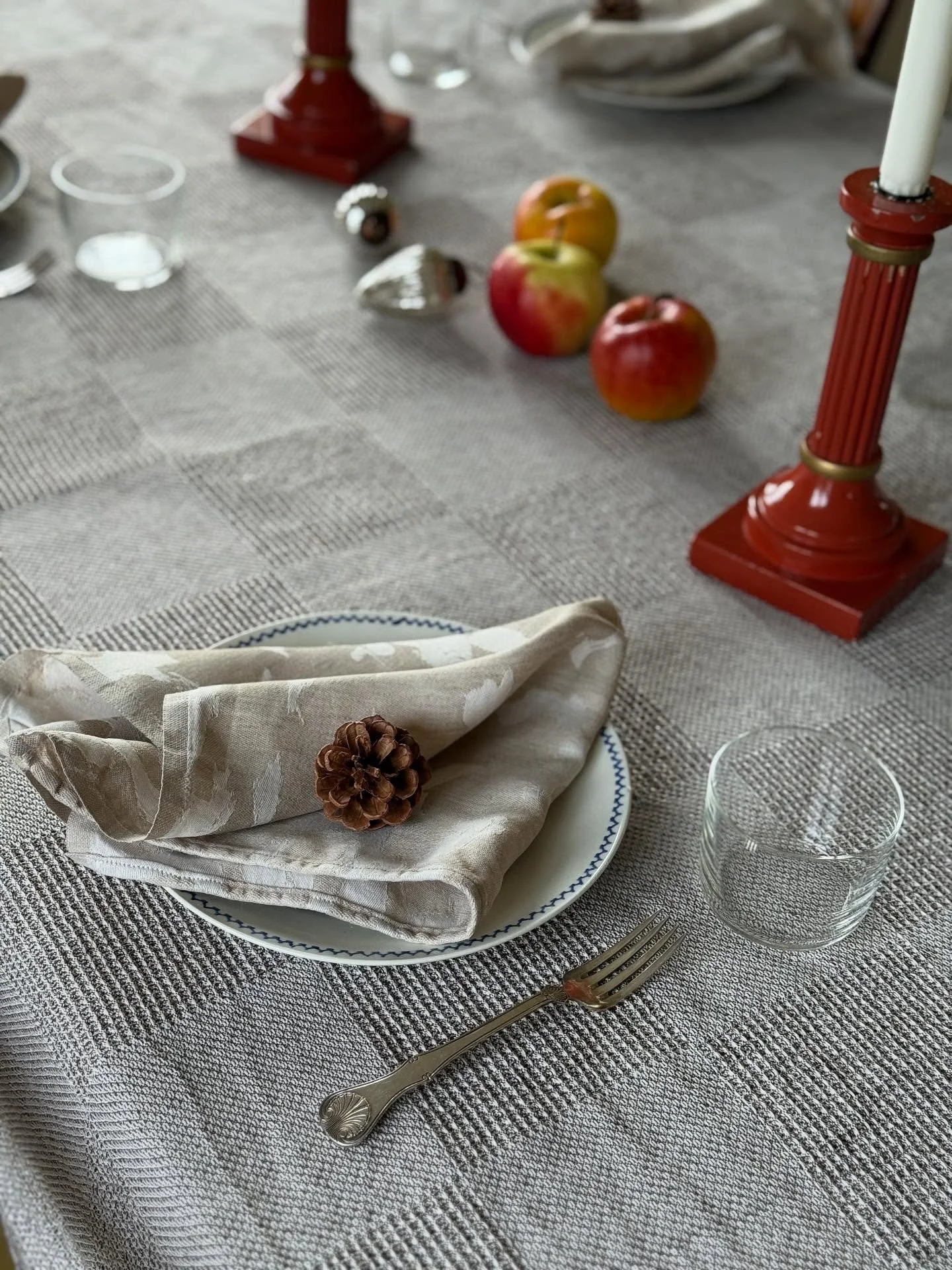 New!! Waffle table cloth 🤎
Avaliable in 6 different colours until monday.
The brown one will be in stock longer :)
Woven in Norway at @grinakervev 
50% linen and 50% cotton. The table cloth on the photo is washed and just hang nicely to dry - no iro