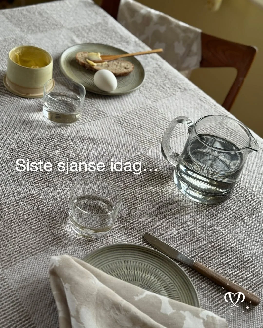 Idag er siste sjanse for &aring; kunne bestille duk og servietter i 12 ulike farger. I standard sortemenetet er det bare to ulike farger. Har en favoritt farge og har lyst &aring; dekke med den til jul? Ta en tur i nettbutikken idag ⭐🌲🥐 link i bio