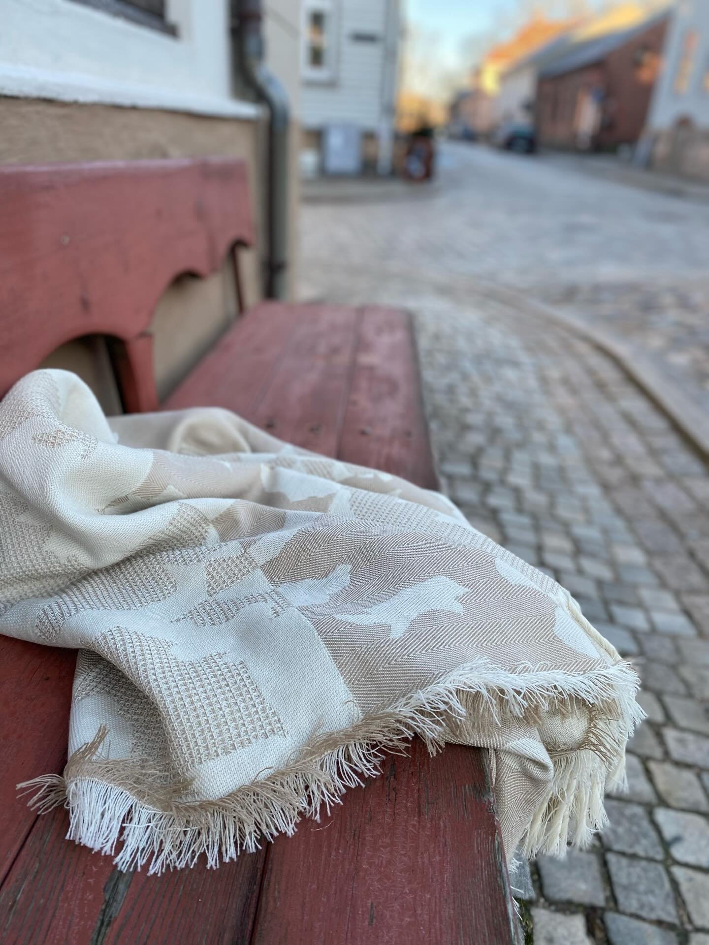 Hvit og beige Heritage ullpledd til jul?🎄
Sjekk webshop, kan sendes, eller hentes i sentrum og p&aring; Ullern :) 
Plesnerpatterns.no/shop