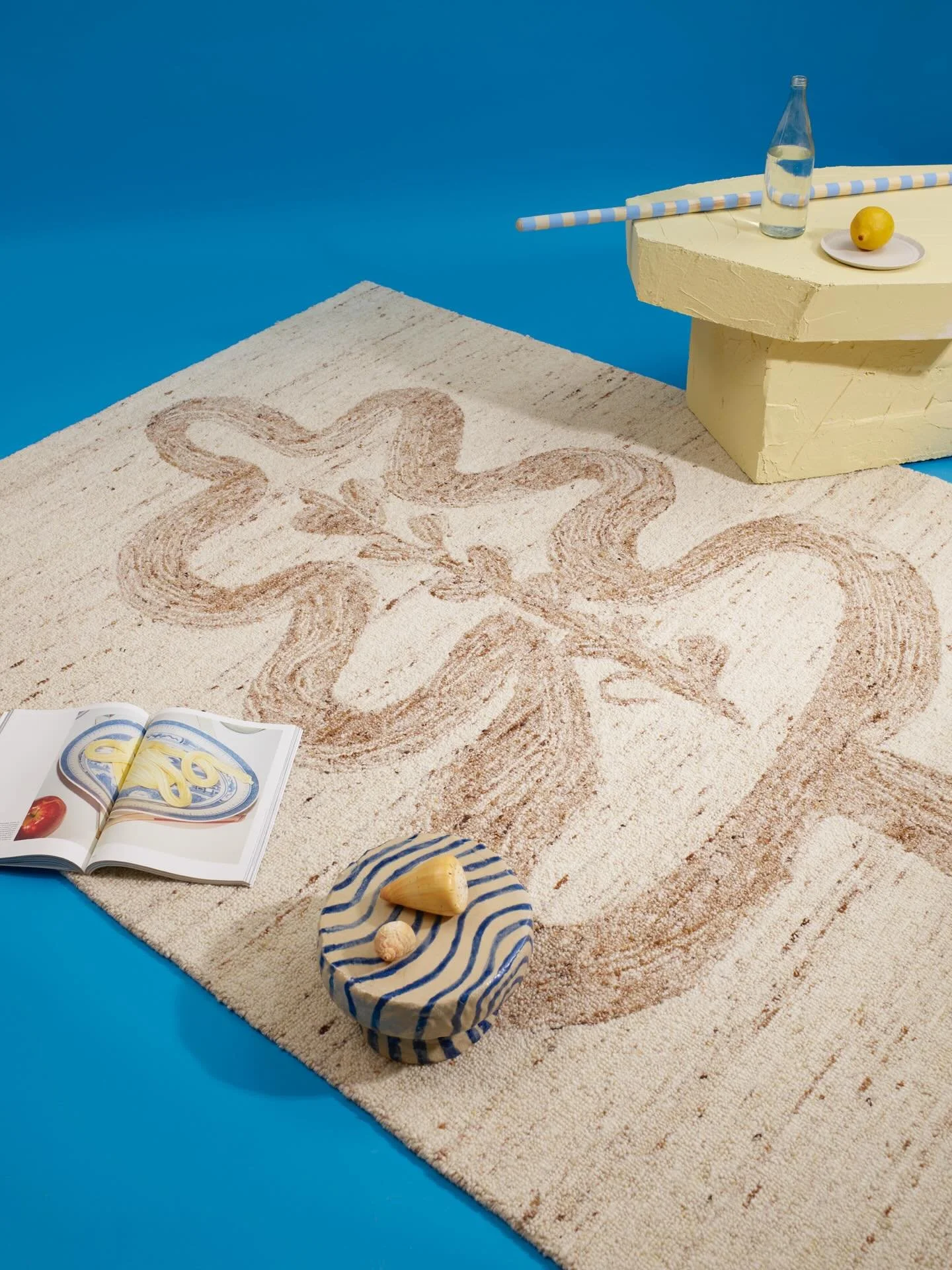 Siste sjanse i dag for &aring; vinne et teppe fra @inhouse_no i Jordn&aelig;r kolleksjonen fra Plesner Patterns 🎄
Se InHouse el story for mer info 
Alle teppene er handtuftet i India, i ull 🐑

Nydelige fotos av @sirensnipp