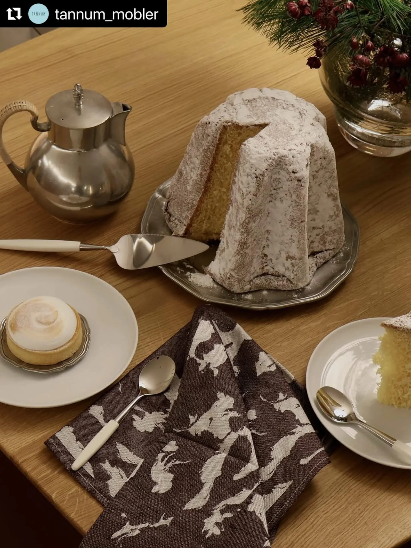 The Marble kitchentowel beautifully sett at @tannum_mobler in the colour Plum 
Woven at @grinakervev 🇳🇴

Repost @tannum_mobler 
・・・
Du finner alt du trenger til nytt&aring;rsbordet hos oss p&aring; Tannum✨
Fra de sm&aring; detaljene til helheten so