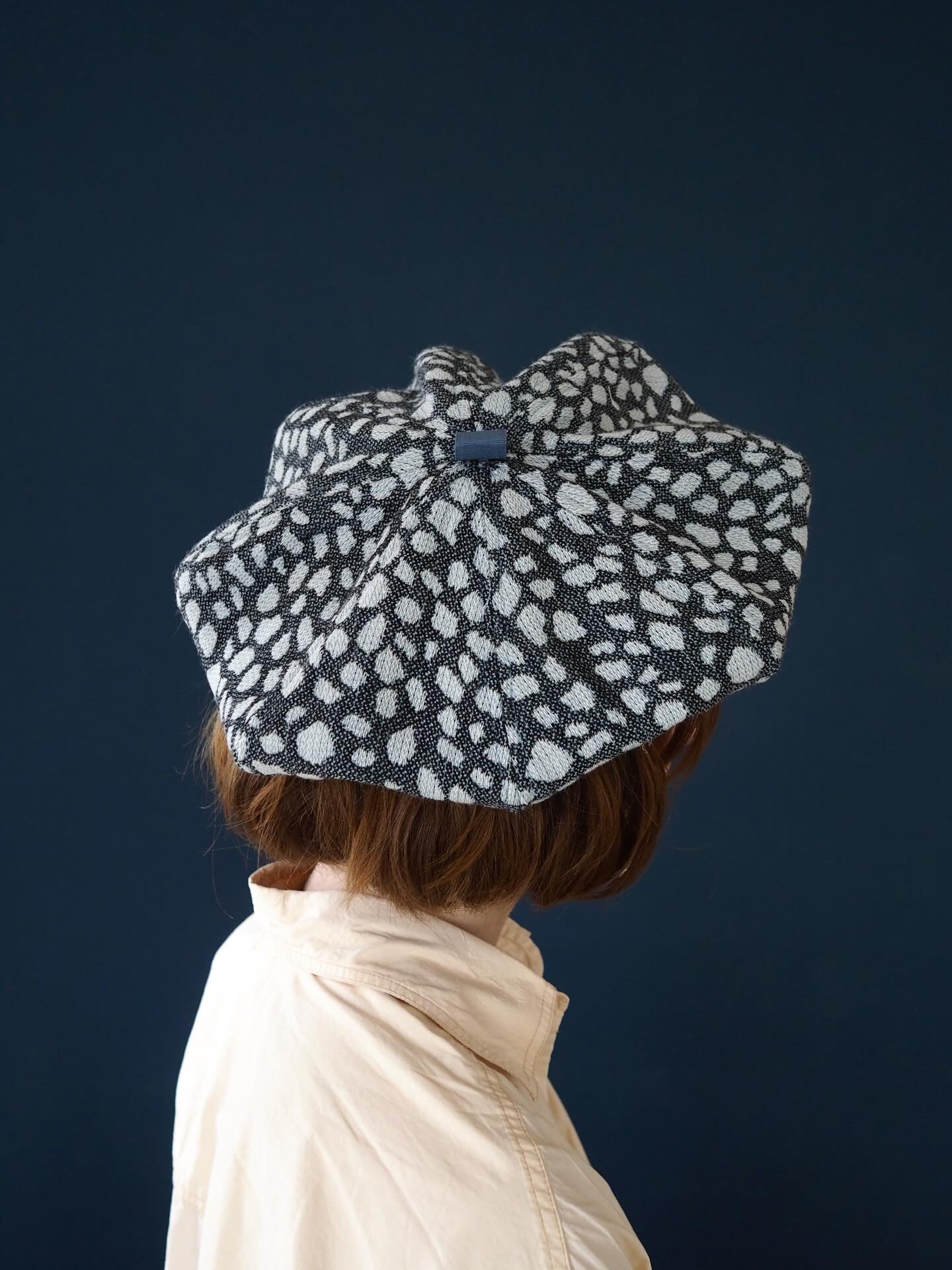 Chic in Mosaic 💙  The Upholstery fabric Mosaic as a lovely hat by @melilotpatterns 
This is the backside of Mosaic in colour Dusty Blue, the wool fabric is woven in Norway at Innvik.

Check out more sowing patterns at Melilot Patterns 🤗