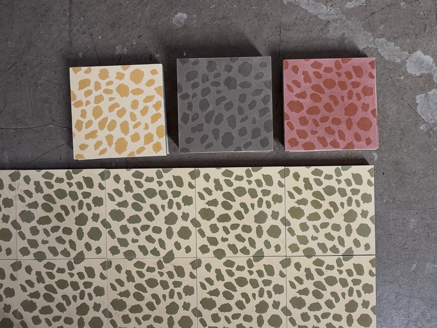 Mosaic - inspired by the reflections on the ripples of the sea, painted with ink, moulded in steel, cast cement - I love the hand made process 💛
Avaliable I 4 colours, stopp by @farfarfliser in maridalsveien 87 for a closer look and to feel the dust