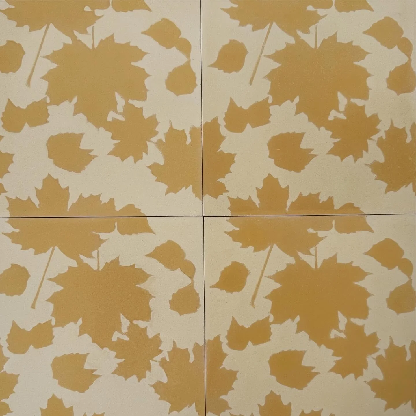 The Marble leaf tile 🍁 inspired by the leaves blowing in the wind making that nice sound. Or walking on autum leaves 🍂
Avaliable I soft nice yellow (my favorite), and mint. There is also a third colour, olive, the contrast did not turn out as I wan